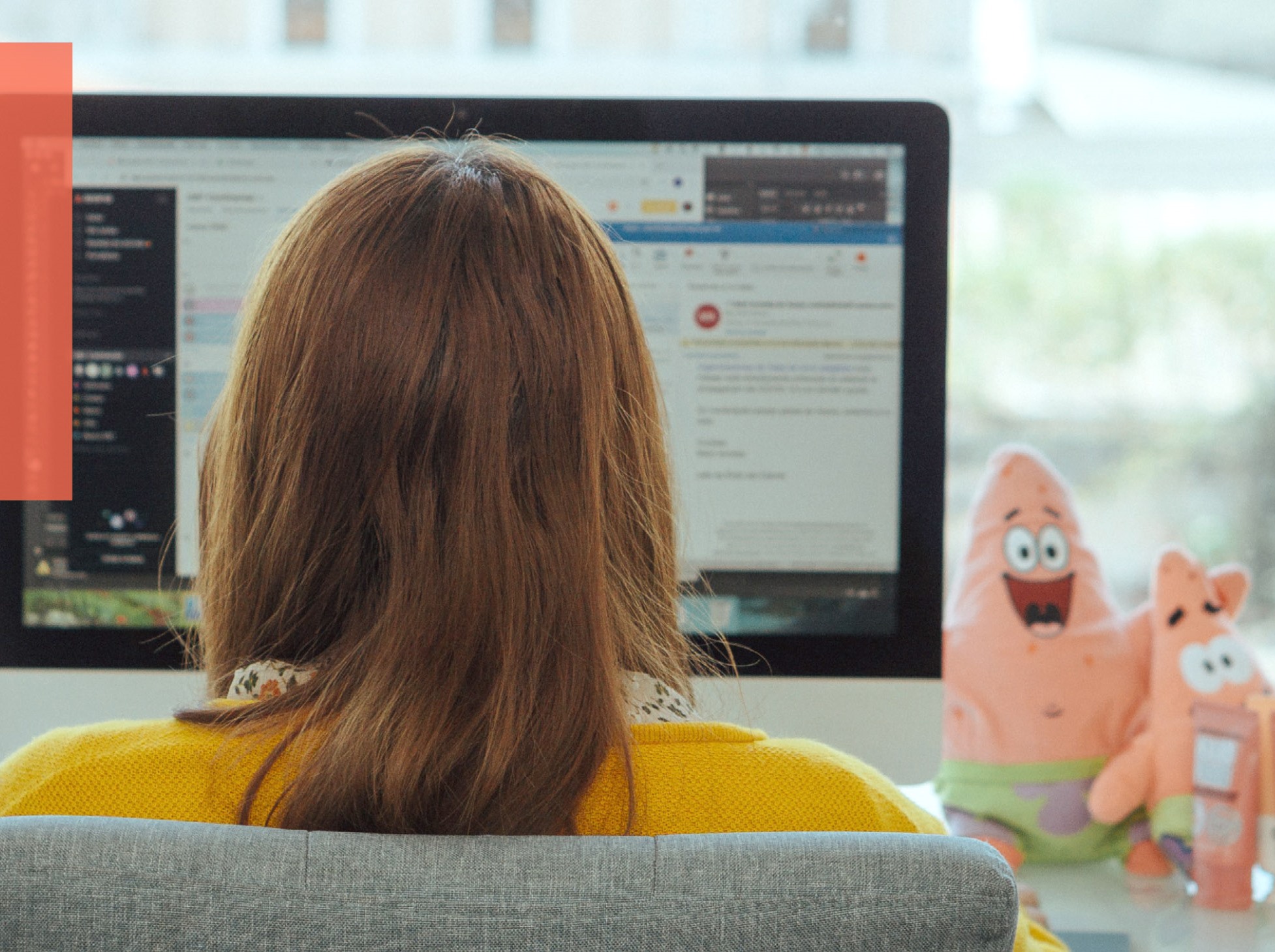 Kobieta przed ekranem komputera