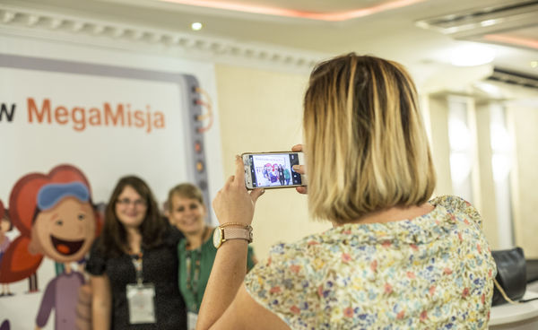 Kobieta ze smaptphonem robiąca nim zdjęcie