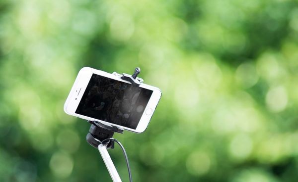 Smartphone na selfie sticku