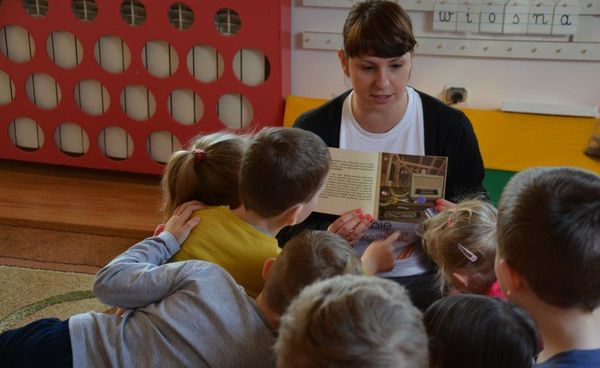 wolontariusz rozmawiający z dziećmi