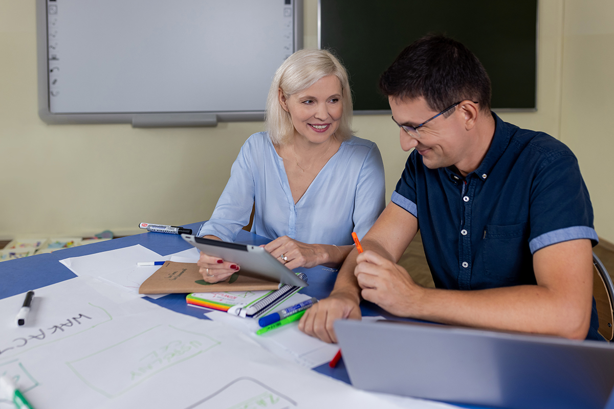 Dwie dorosłe uśmiechnięte osoby