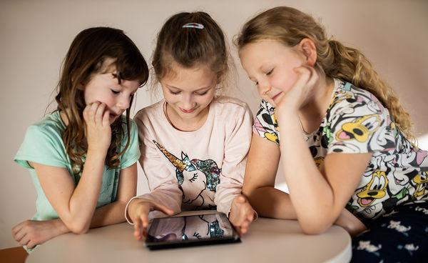 Troje dzieci przed ekranem tableta