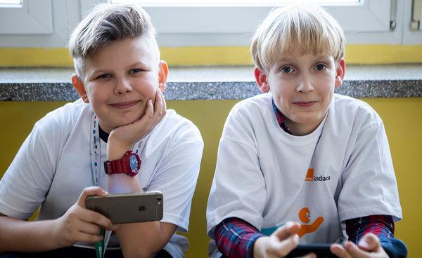 Dwoje chłopców z smartphonami w rękach