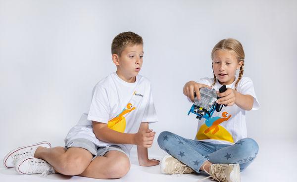 Dwoje bawiących się dzieci w koszulkach #SuperKoderzy