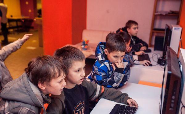 Dzieci przed ekranami komputerów
