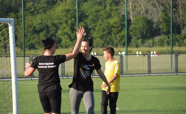 przybijanie piątki na boisku piłkarskim