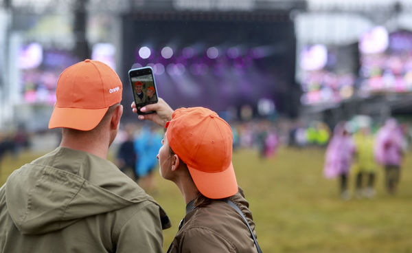 Dwie osoby w czapkach z daszkiem robiące sobie selfie