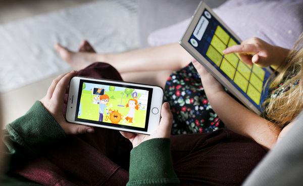 ekran smartphona oraz tableta w rękach dzieci