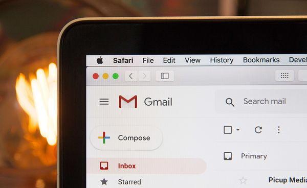 Zdjęcie lewego górnego rogu ekranu, na którym otwarta jest skrzynka gmail.