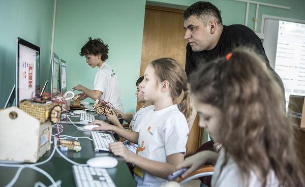 Dzieci siedzące przed komputerami
