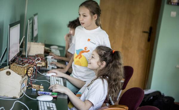 Dzieci przed ekranami komputera