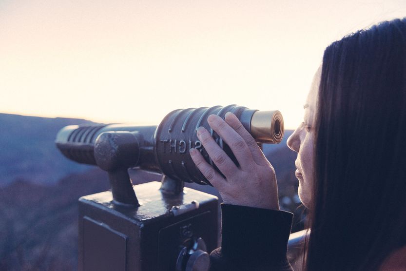 Kobieta spoglądająca przez teleskop