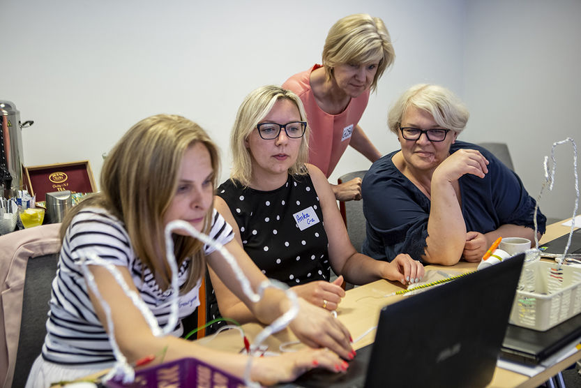 Cztery kobiety patrzące w ekran laptopa