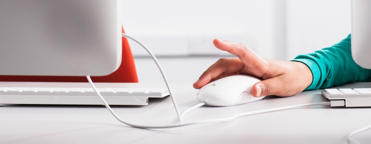 dłoń na myszce komputerowej